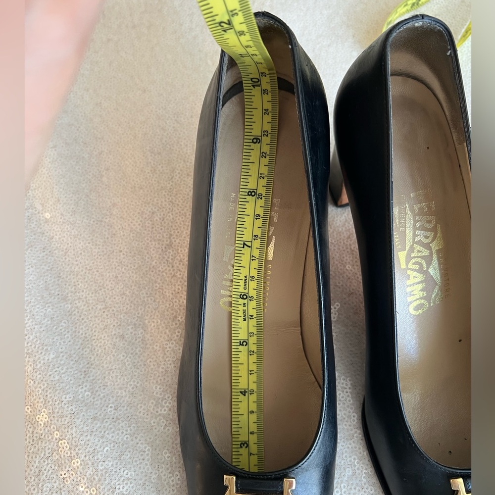 Vintage 1970s 1980s Salvatore Ferragamo Black Italian Leather Heels Gold Accent - Picture 12 of 17
